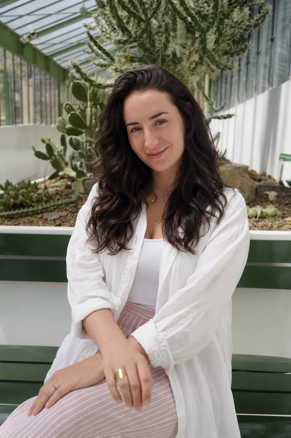 Lisa Giussani assise dans un jardin, portrait
